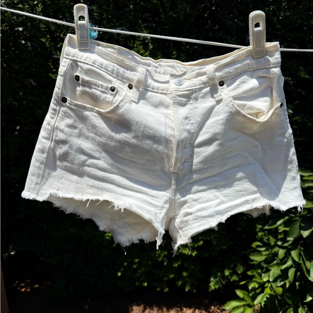 Levi’s women’s 501 white stretch short shorts size 28